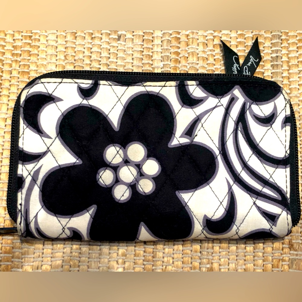 Like new! VERA BRADLEY wallet/wristlet Has zip coin pocket/retractable strap